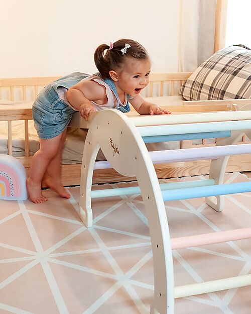 Bambina che gioca con l’Arco Montessori Rainbow Cotton Candy Family Nation