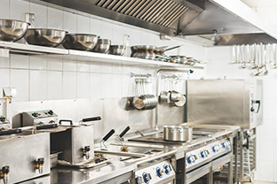 Modernes Foto einer professionellen Gastronomieküche mit GastroHero-Produkten