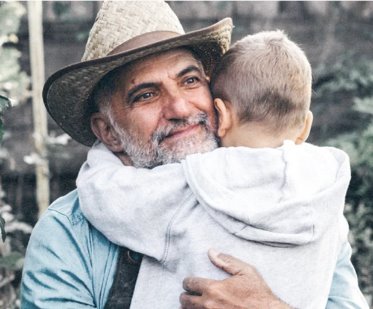 Vater mit Sohn auf dem Arm