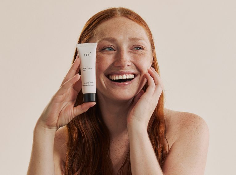 Vrouw met Ray Dag- & Nachtcrème voor de normale en gemengde huid