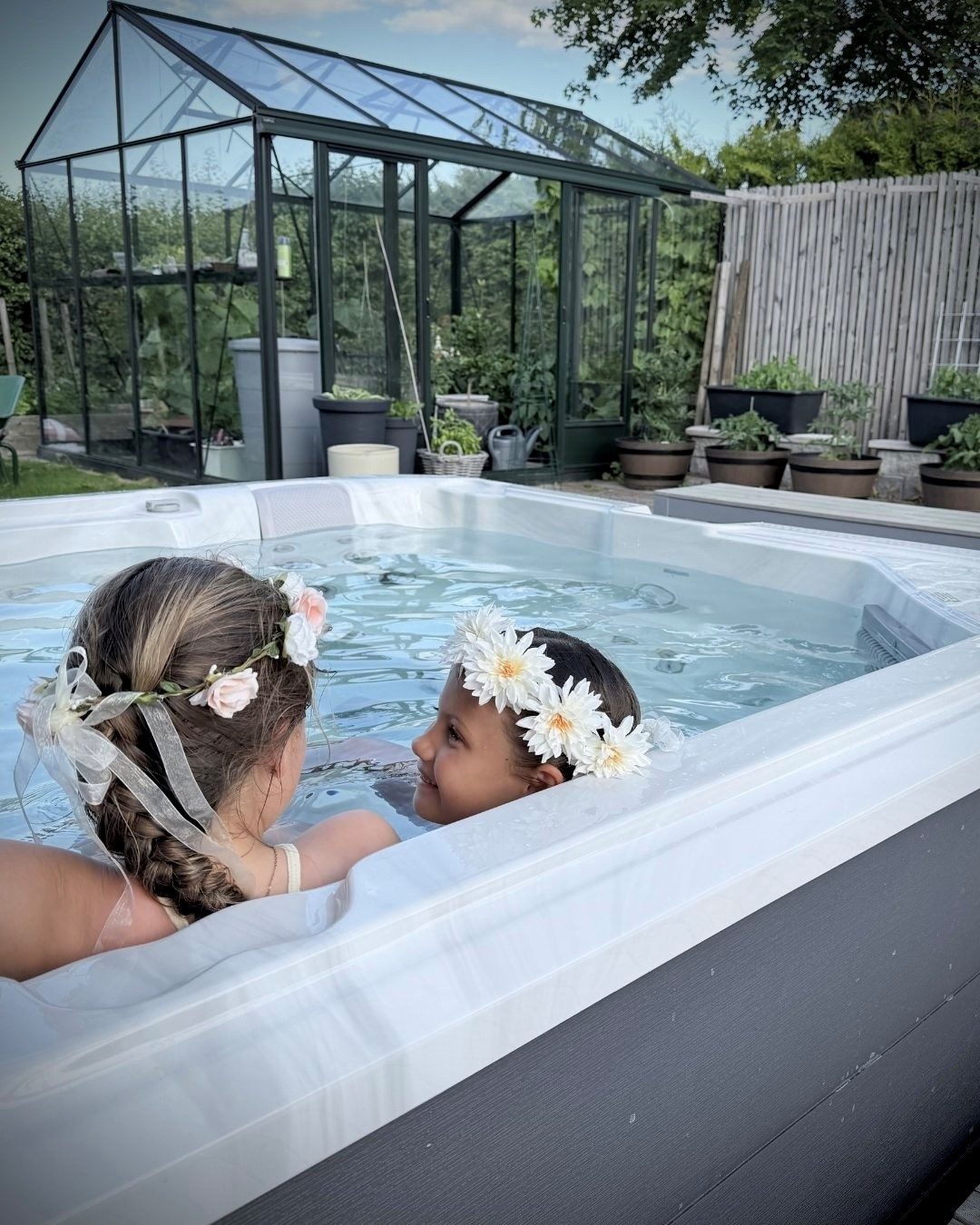 Familj som njuter i en jacuzzi från Swebad