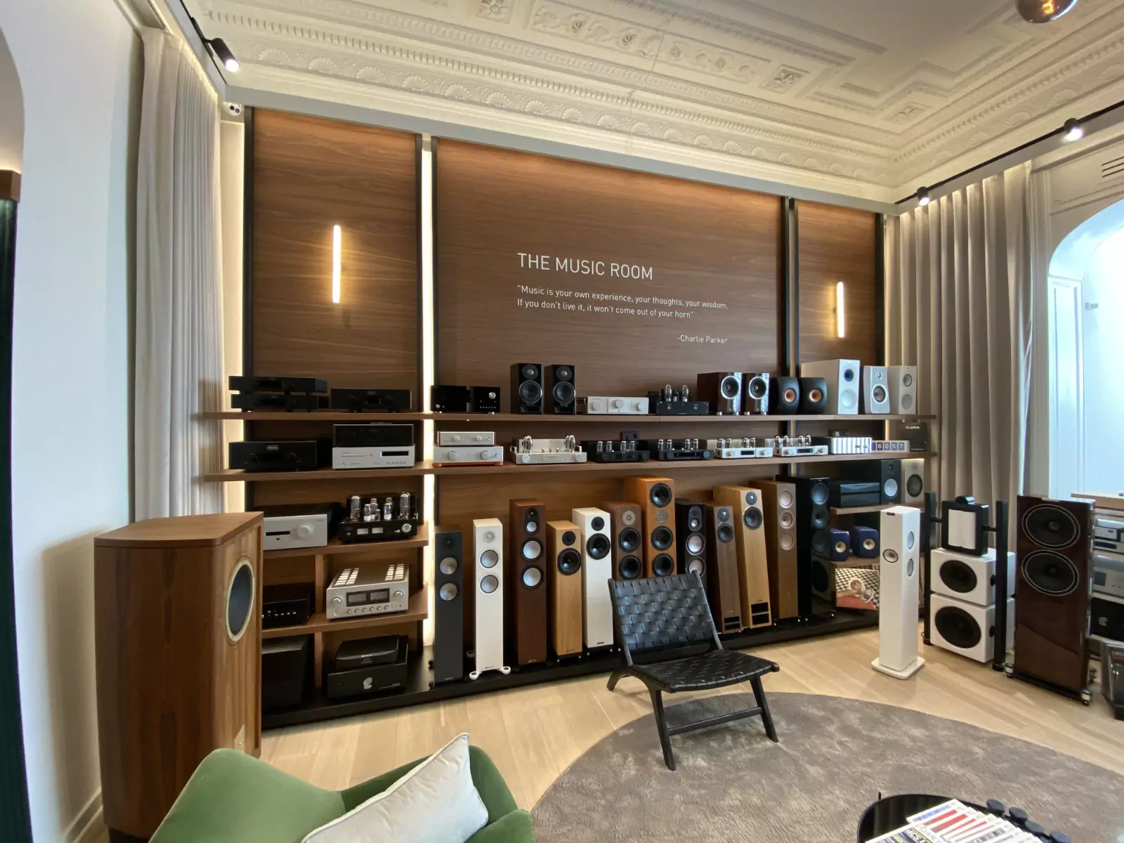 La Music Room dédiée aux systèmes hifi haut de gamme chez Noir et Blanc