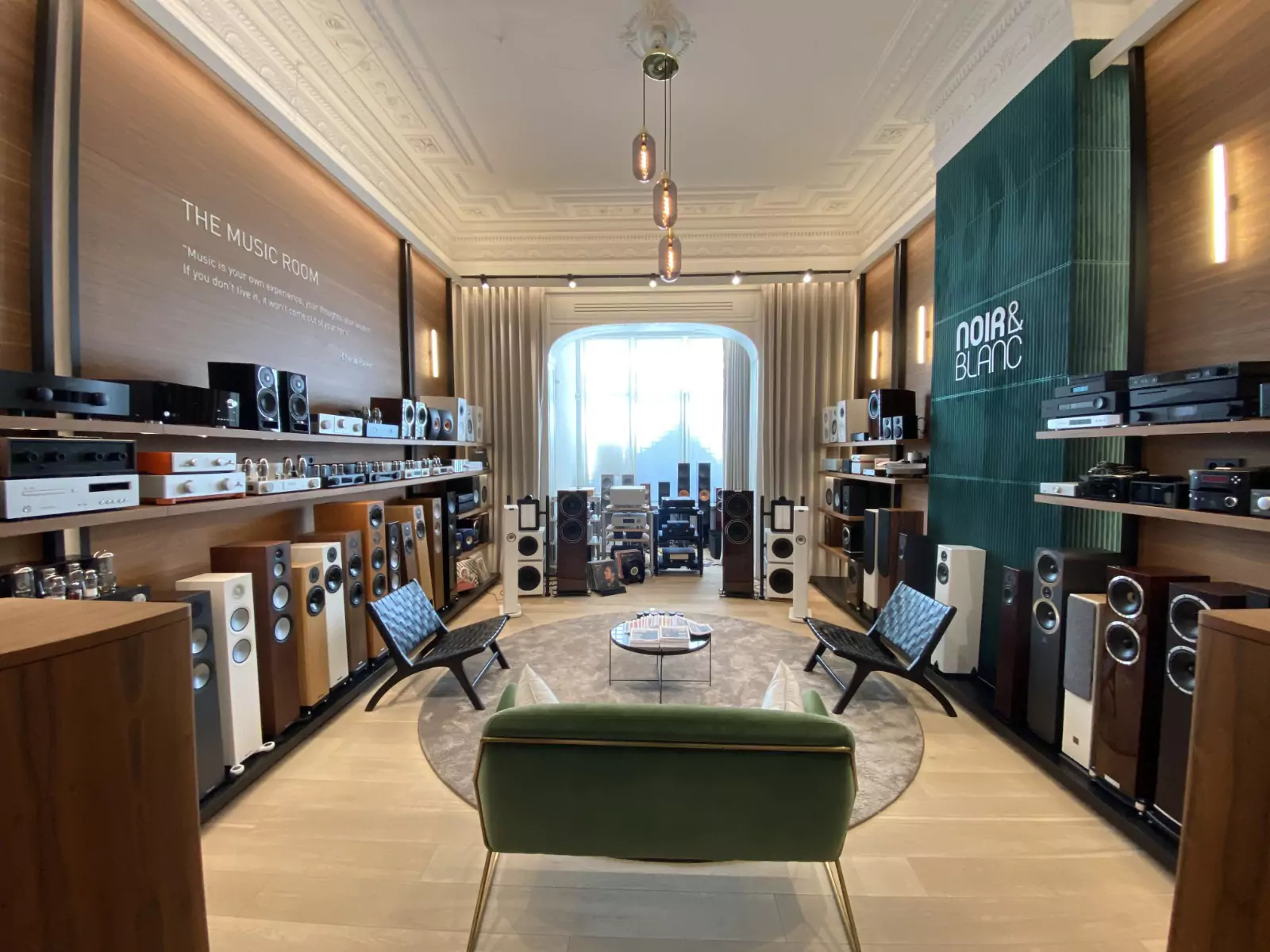 L'intérieur du magasin haute-fidélité Noir et Blanc