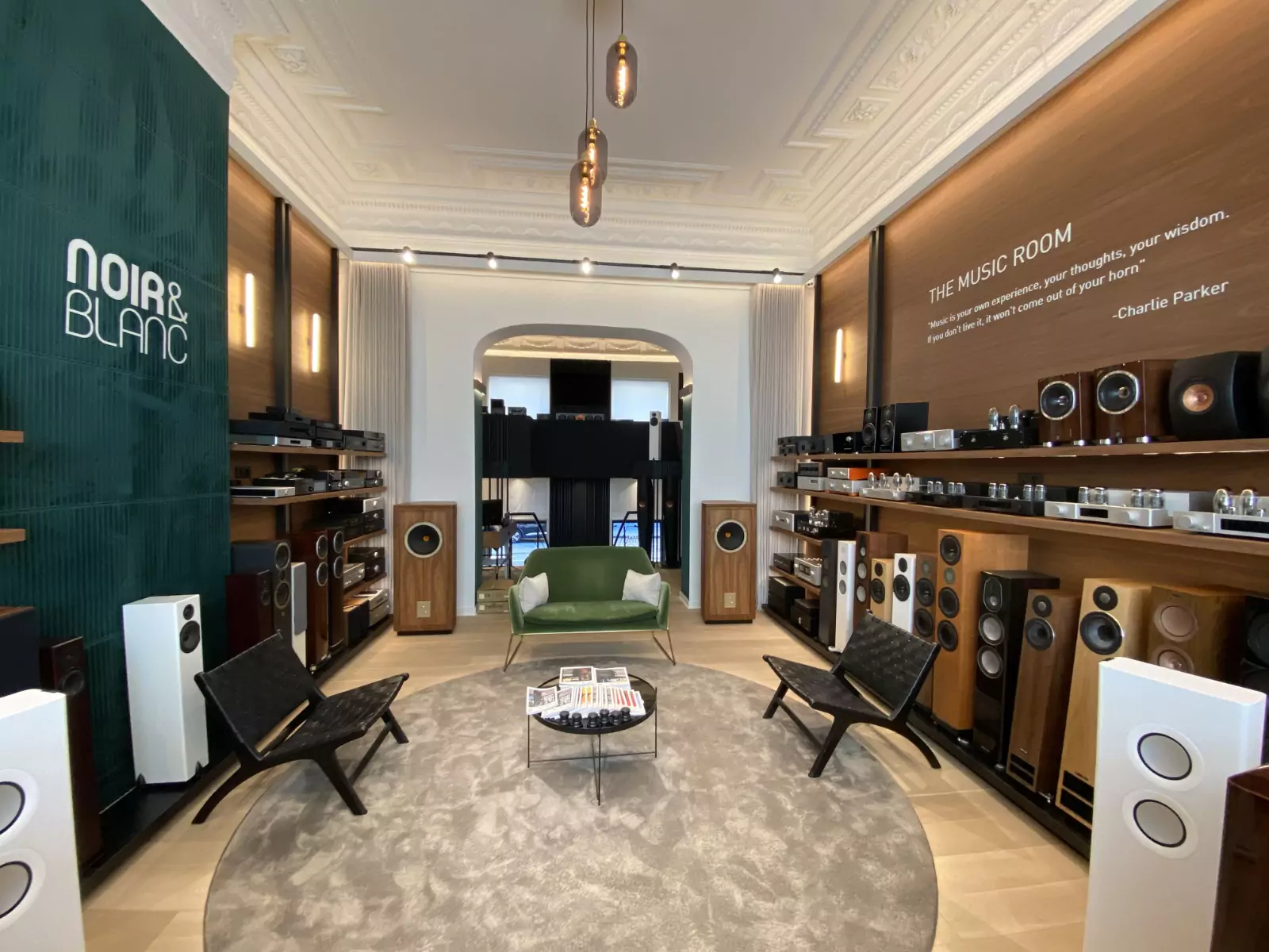 L'intérieur du magasin hifi Noir et Blanc