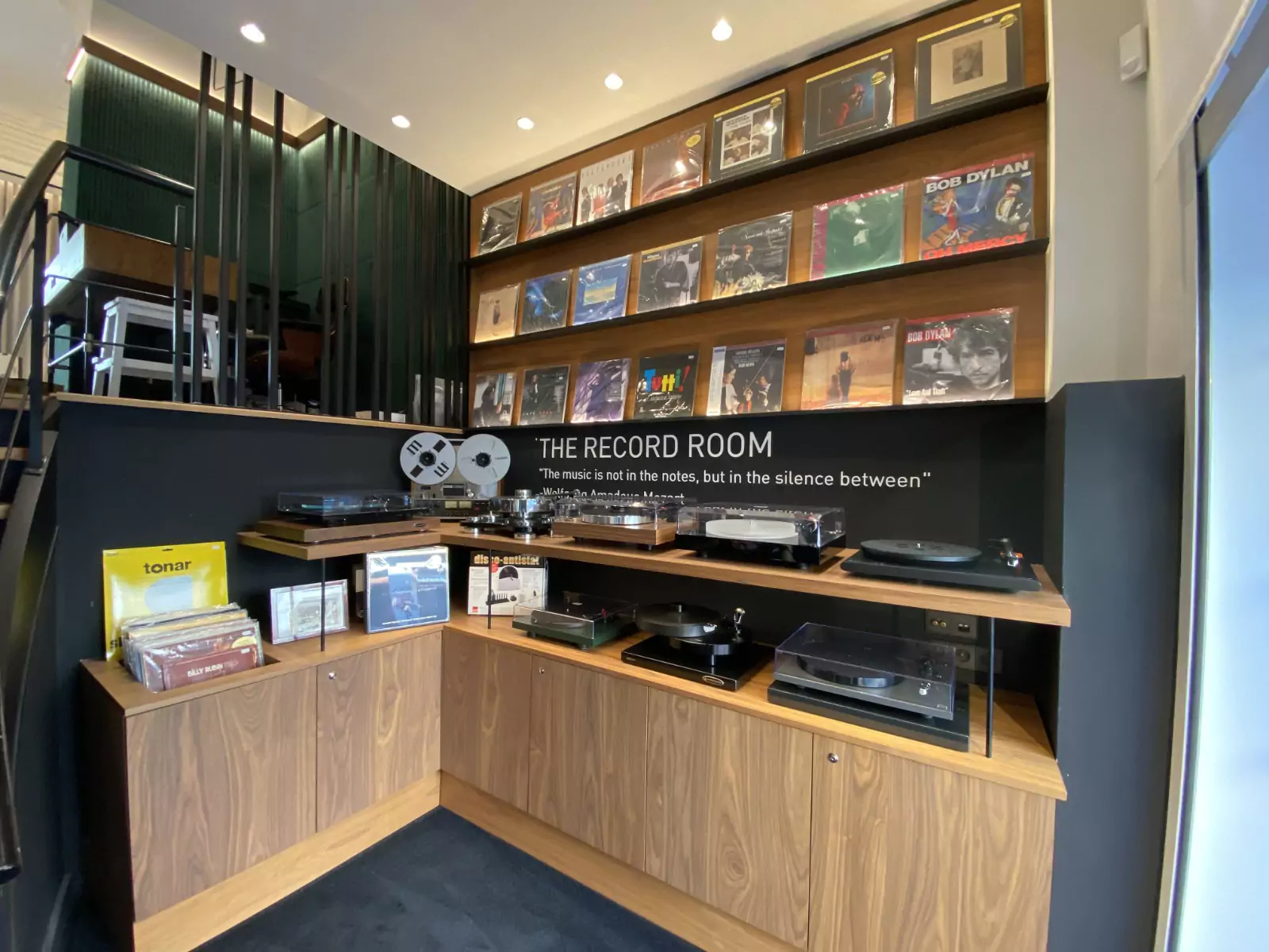 La Record Room dédiée aux platines vinyles chez Noir et Blanc