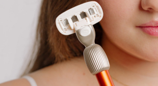 Ragazza che tiene il rasoio Fler tra le mani