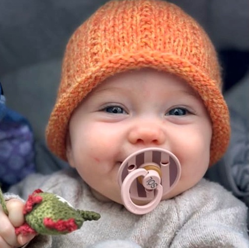 Bébé avec tétine personnalisée 3