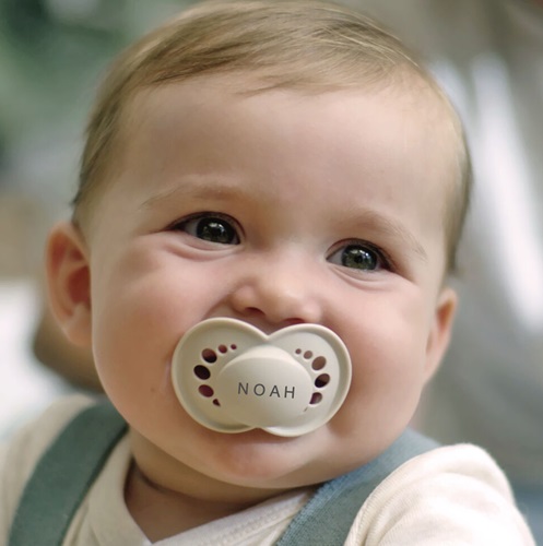 Bébé avec tétine personnalisée 3