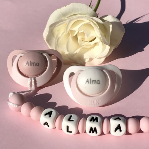 Bébé avec tétine personnalisée 3