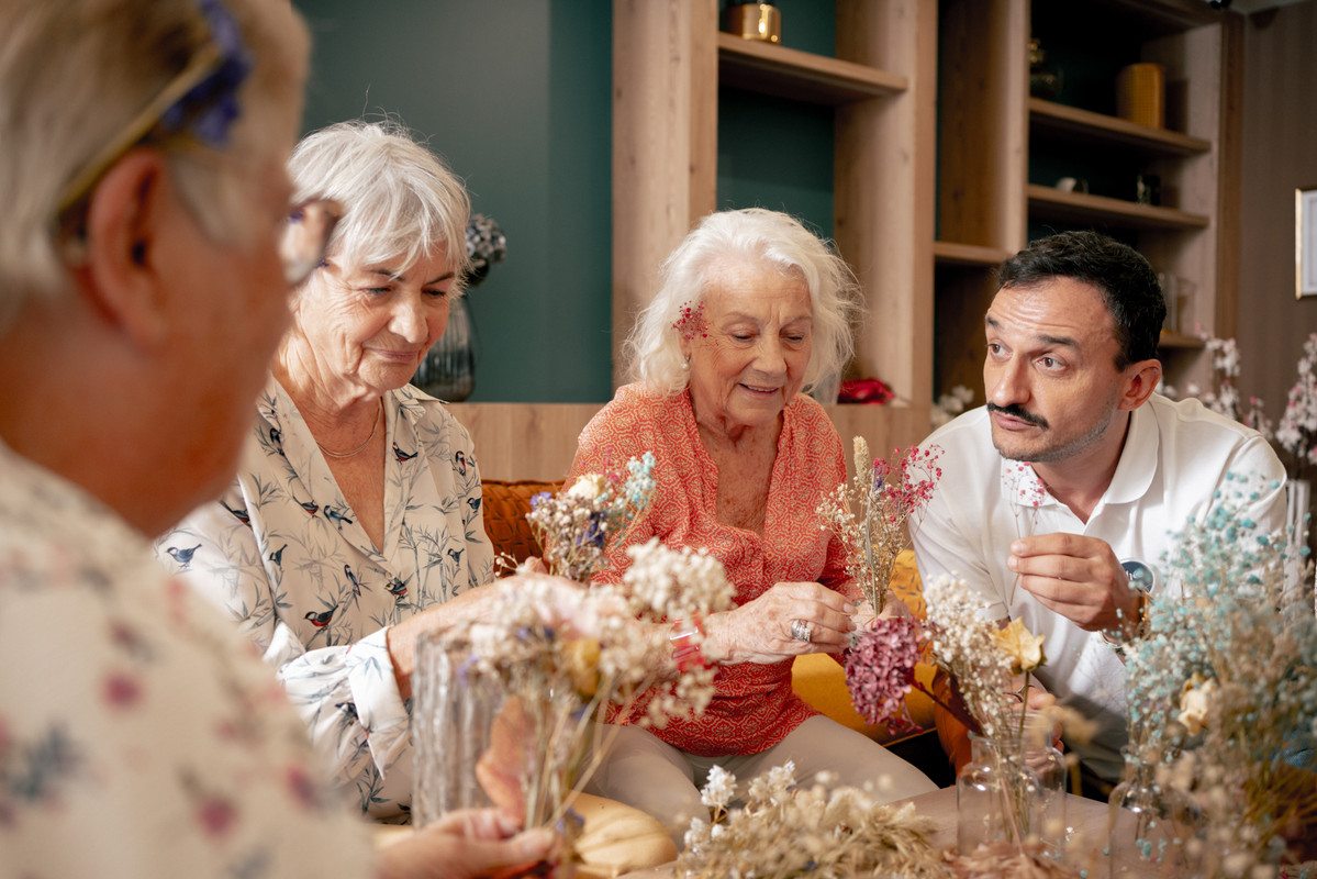 Des seniors participent à un atelier de fleurs séchées