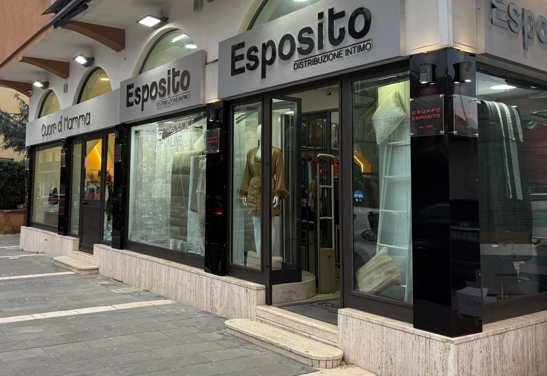 Lo store Esposito Distribuzione Intimo a Sant'Antimo